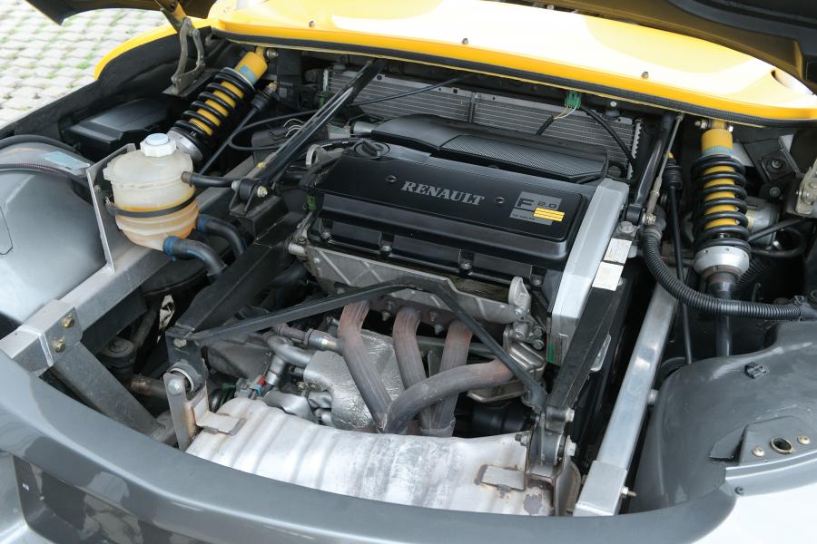 Моторный отсек Renault Sport Spider 1996 года  (фото 4 из 22)